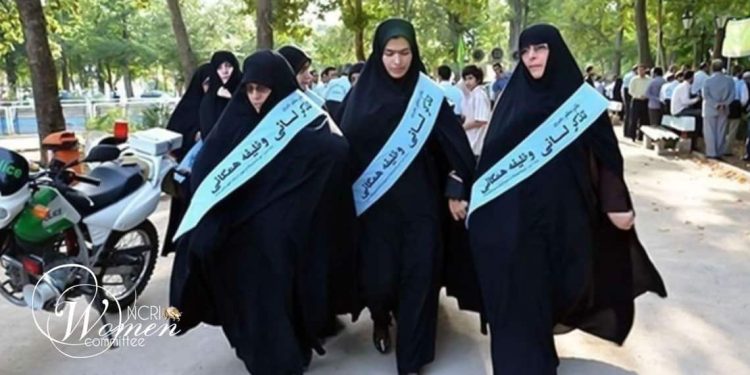 حارسات الحجاب وعناصر الأمن تفتش الأمتعة الشخصية للركاب