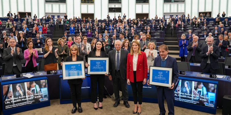 منح جائزة ساخاروف لـ جينا مهسا أميني والحركة الاحتجاجية النسوية الإيرانية