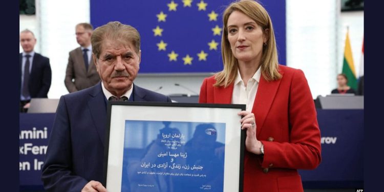 السلطات الأمنية تستجوب صالح نيكبخت بمجرد وصوله، وتصادر جائزة ساخاروف