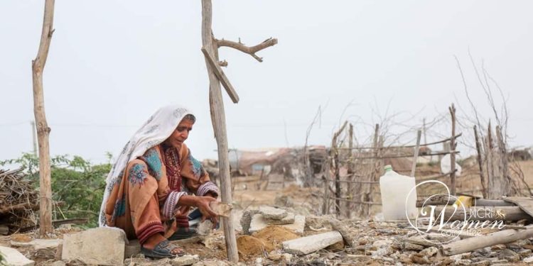 أزلام النظام يضربون امرأة بلوشية 50 عاماً