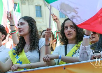 طلائع الحرية: كيف تقود النساء والشباب الإيرانيون مهمة التغيير