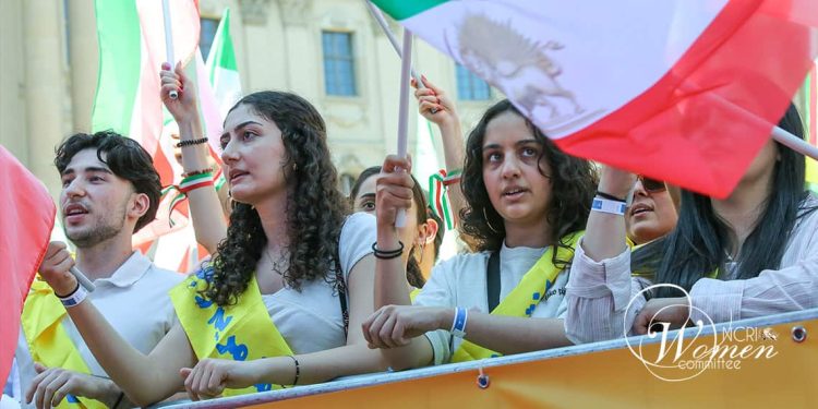 طلائع الحرية: كيف تقود النساء والشباب الإيرانيون مهمة التغيير