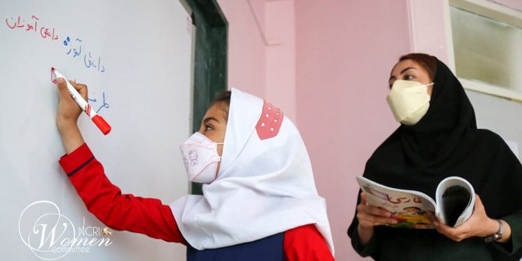 يوم المعلم العالمي: نظرة على وضع المعلمات في إيران