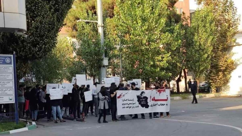 مجلس صيانة الدستور يوافق على مشروع قانون الحجاب الجديد المكافئ للفصل الجنسي