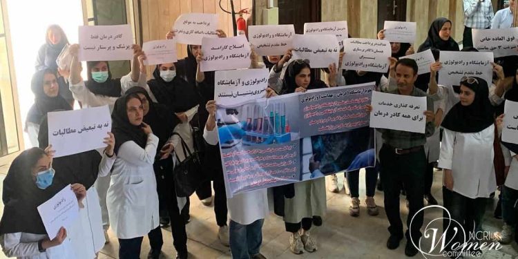 يواصل الممرضون في إيران احتجاجاتهم بسبب تدني الأجور وسوء ظروف العمل