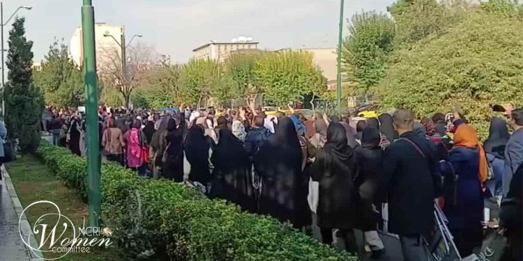 المعلمون المتقاعدون يحتجون: الآلاف يتجمعون للمطالبة بمعاشات تقاعدية عادلة