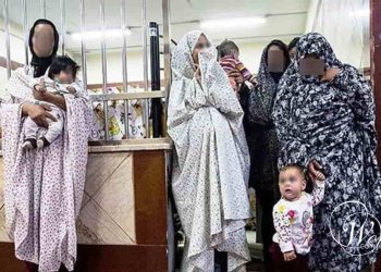 معاناة الأطفال الصغار المسجونين مع أمهاتهم: حياة مشتركة خلف القضبان