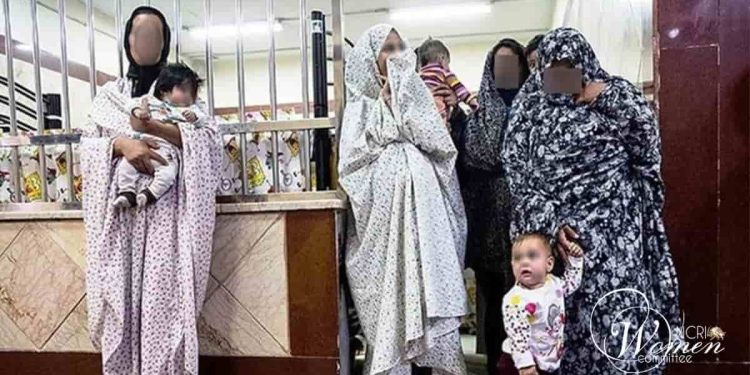 معاناة الأطفال الصغار المسجونين مع أمهاتهم: حياة مشتركة خلف القضبان