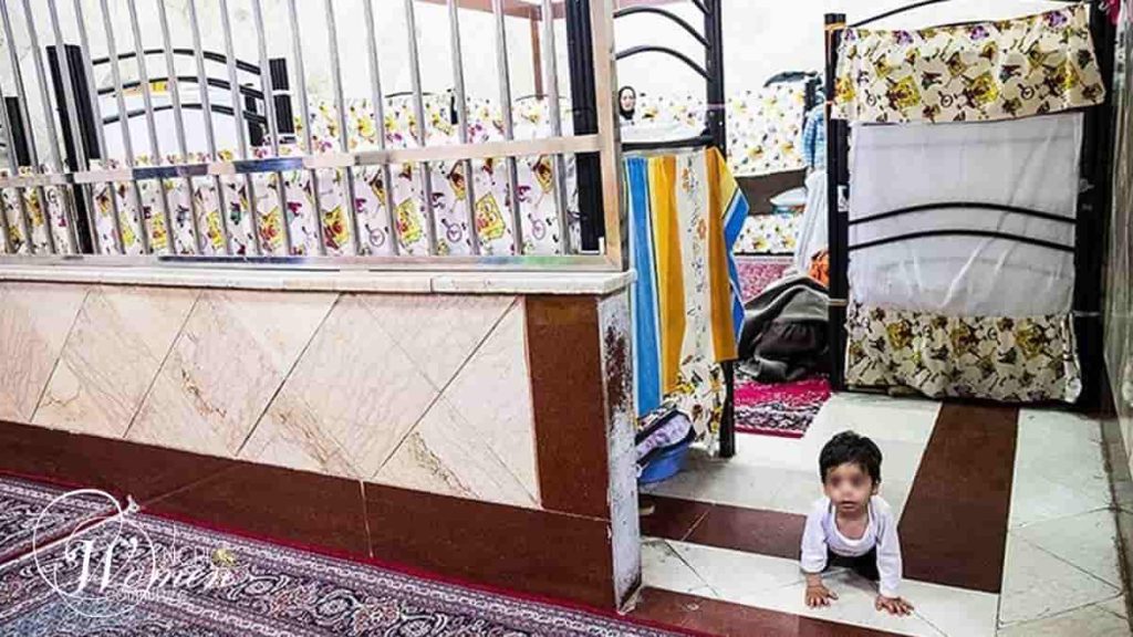 معاناة الأطفال الصغار المسجونين مع أمهاتهم: حياة مشتركة خلف القضبان