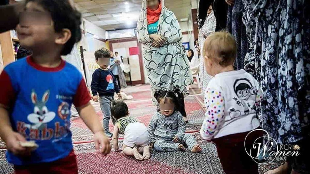 معاناة الأطفال الصغار المسجونين مع أمهاتهم: حياة مشتركة خلف القضبان