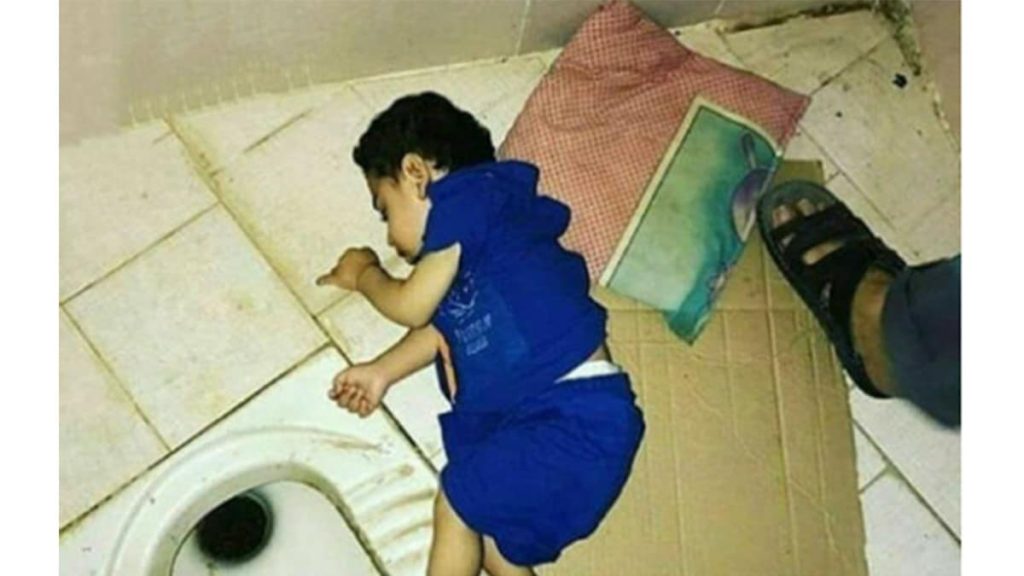 معاناة الأطفال الصغار المسجونين مع أمهاتهم: حياة مشتركة خلف القضبان