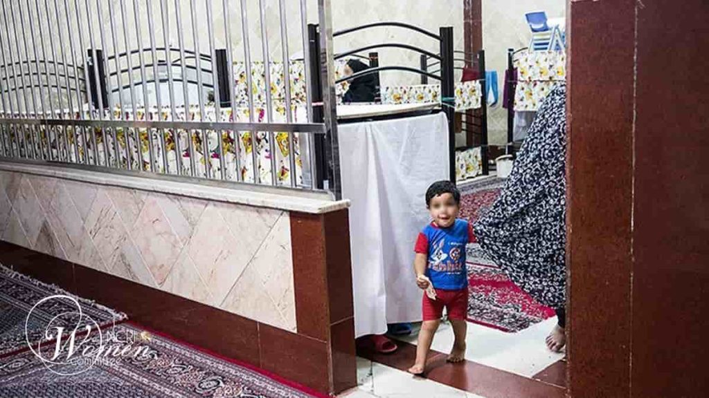 معاناة الأطفال الصغار المسجونين مع أمهاتهم: حياة مشتركة خلف القضبان