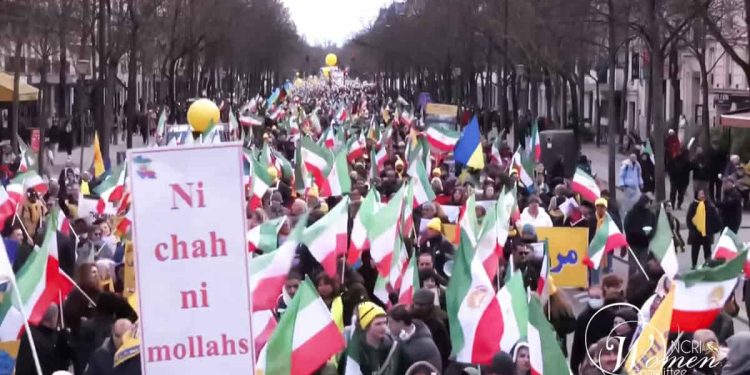 مشاركة نشطة للنساء في المظاهرة الكبرى للإيرانيين في باريس