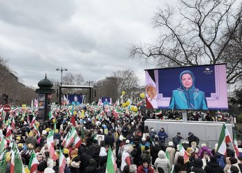 مظاهرة كبرى للإيرانيين في باريس تطالب بإسقاط النظام والديمقراطية في إيران