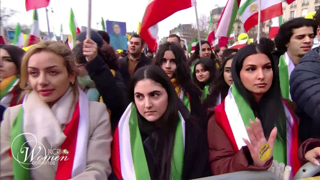 دور النساء في الثورة الإيرانية
