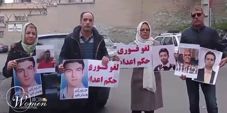احتجاج عائلات السجناء السياسيين المحكوم عليهم بالإعدام أمام سجن إيفين