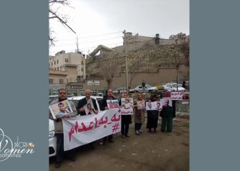 احتجاج عائلات السجناء السياسيين المحكوم عليهم بالإعدام أمام سجن إيفين