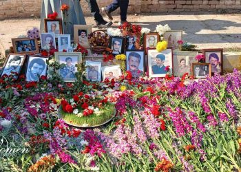 العائلات تحيي ذكرى السجناء السياسيين الذين أُعدموا في الثمانينات وسط قيود النظام الإيراني