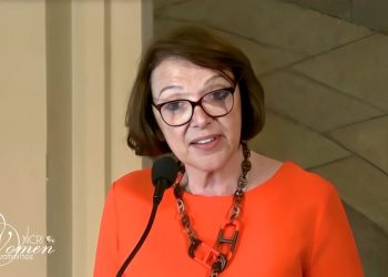 رمز القانون الفرنسي دومينيك أتياس: النساء الإيرانيات هن قلب المقاومة