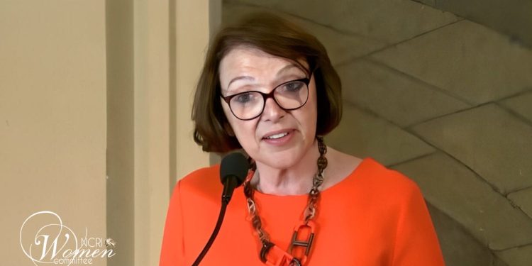 رمز القانون الفرنسي دومينيك أتياس: النساء الإيرانيات هن قلب المقاومة