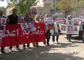احتجاج عائلات السجناء السياسيين المحكومين بالإعدام أمام سجن إيفين