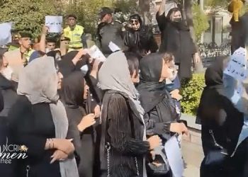 عائلات السجناء المحكومين بالإعدام تتعرض للضرب والاعتقال خلال تجمّعٍ سلمي في طهران