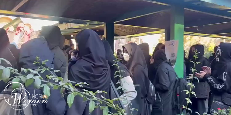 انضمام طلاب الجامعات في إيران إلى إضراب سوق طهران في يومه الثالث