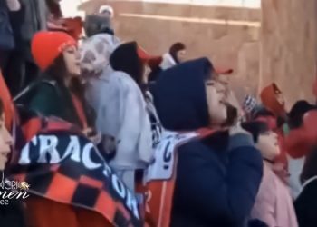 مشجعات في ملعب سهند بتبريز: "أذربيجان ذات شرف.. وبهلوي عديم الشرف