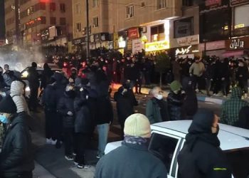 الانتفاضة الوطنية في إيران: الحراك يمتد إلى 200 مدينة وتصاعد حدة القمع الدموي