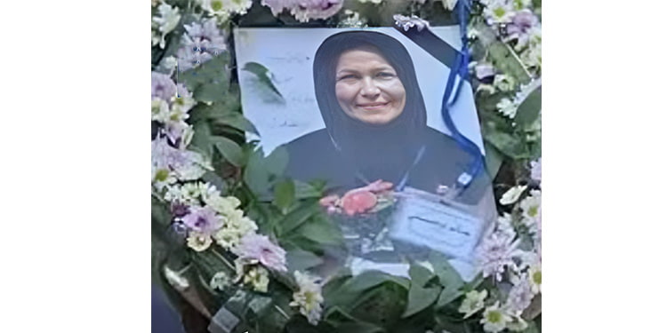 تعرضت مونا حسيني لإطلاق نار من قبل قوات النظام الإجرامية،