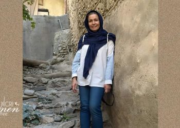 تعرضت مونا حسيني لإطلاق نار من قبل قوات النظام الإجرامية،