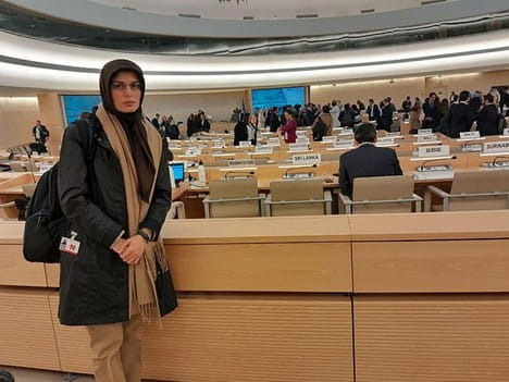 الطالبة الإيرانية شبنم مددزاده تروي آلام السجن: عذبوا أخي أمام عينيّ