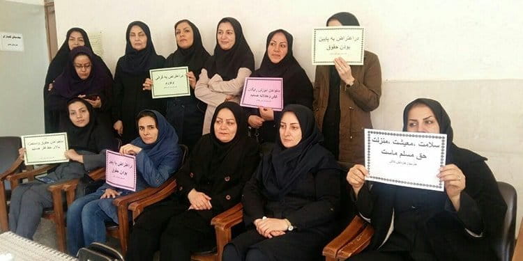 المعلمات الإيرانيات يصارعن التضخم والأجور المتدنية