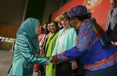 نقش برجسته زنان در گردهمایی سالانه اپوزیسیون ایران