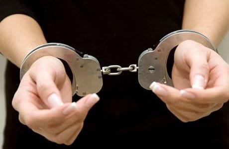 دستگیری یک زن جوان