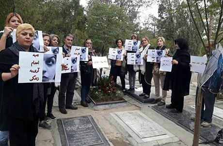  بر سر مزار ریحانه دختران دانشجو و فعالان حقوق زنان