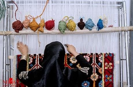 زنان قالیباف در یک ماه تنها ۳۸۰ هزار تومان دستمزد می گیرند