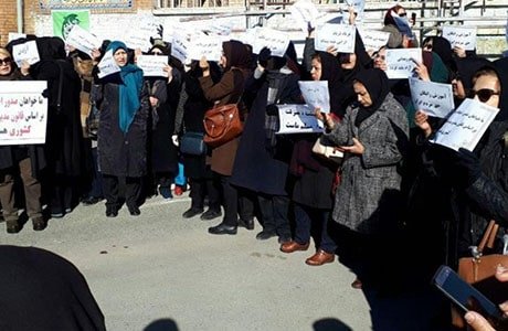 معلمان و فرهنگیان در کرمانشاه دست به اعتراض می زنند