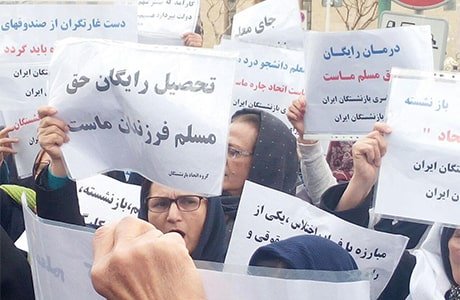 بازنشستگان کشوری در شهرهای تهران و مشهد تظاهرات وسیعی برگزار کردند