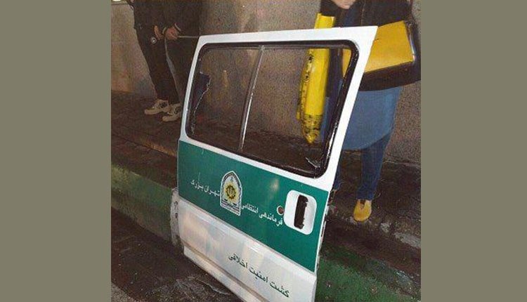 دو زن جوان با مقاومت جوانان از دست گشت امنیت اخلاقی نجات یافتند