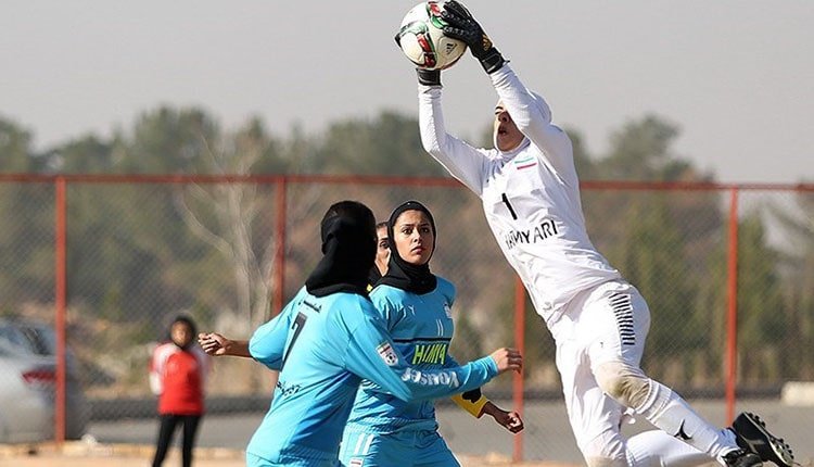 بازیکنان تیم فوتبال زنان ایلام توسط مأمورین مرد حراست کتک می خورند