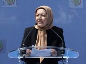 سروناز چیت ساز در تظاهرات ایرانیان در بروکسل