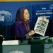 مریم رجوی کتاب اسامی ۵۰۰۰ تن از قربانیان قتل عام سال ۶۷ در ایران معرفی می کند