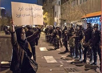 مراسم خاکسپاری جان باختگان هواپیما، صحنه اعتراض زنان علیه سرکوب ملایان