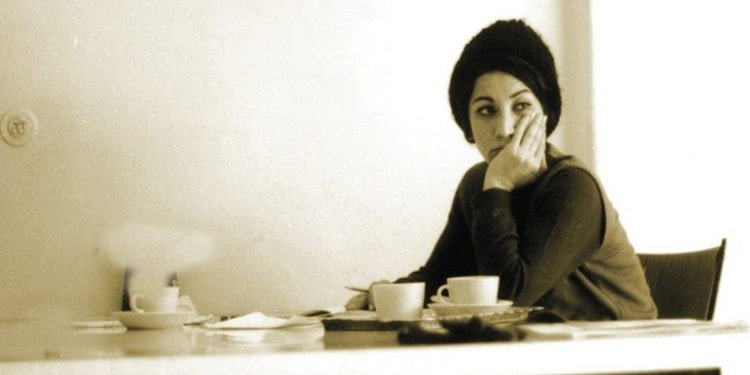 آثار فروغ به زبانهای انگلیسی، ترکی، عربی، چینی، فرانسوی، اسپانیایی، ژاپنی، آلمانی و عبری ترجمه شده اند.