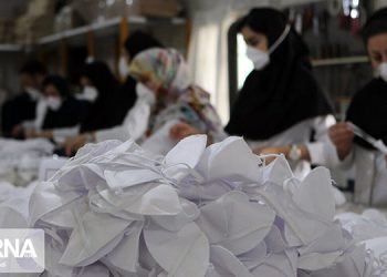 زنان الیگودرز ماسک رایگان تولید می کنند؛ سپاه پاسداران غارت می کند