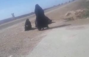 شماری از خانواده های زندانیان سیاسی زندان اهواز در مقابل دادگاه انقلاب این شهر، تجمع اعتراضی برپا کردند