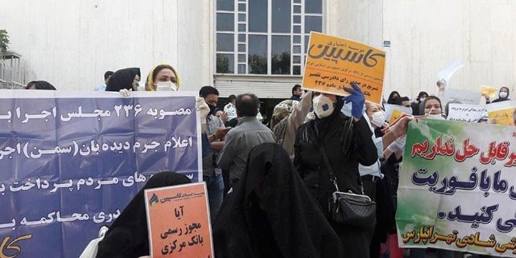 پرستاران شرکتی، معلمان نهضت سوادآموزی و مالباختگان دست به اعتراض زدند