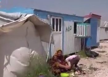 بیش از ۲.۵سال بعد از زلزله کرمانشاه زنان هنوز در کانکس زندگی می کنند