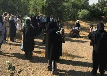 مادران قربانیان قتل عام ۶۷ در کنار گورهای جمعی آنها در خاوران گرد هم می آیند